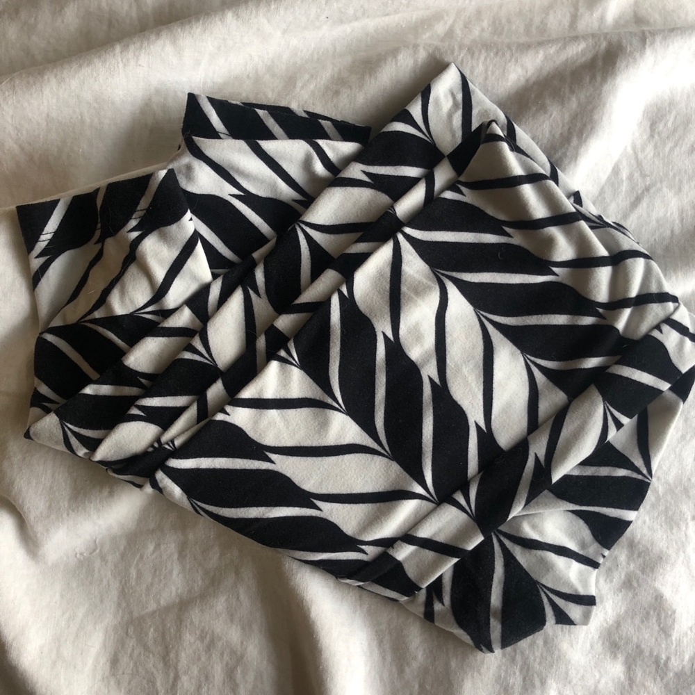 Lularoe legging one size black and white
